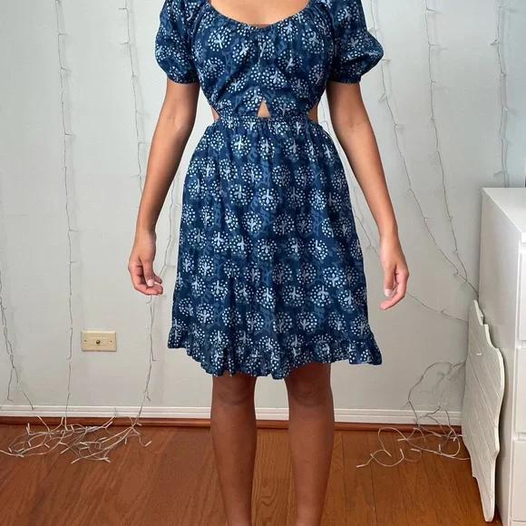 Elegant Blue Patterned Dress - Picture 3 of 5